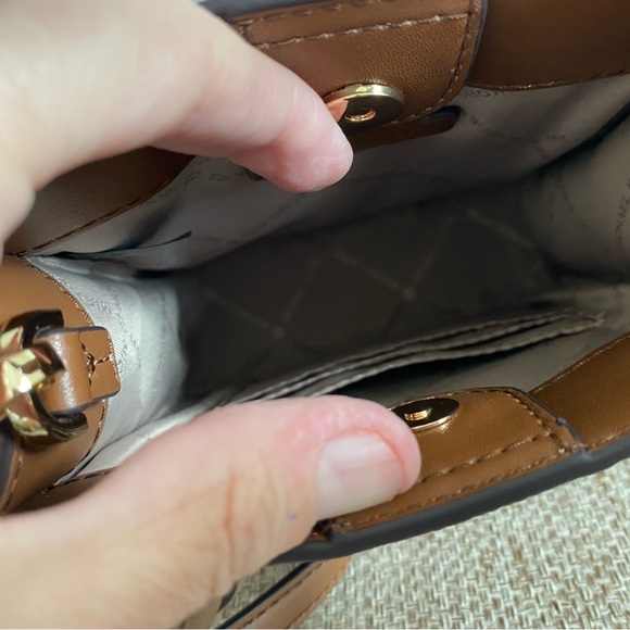 Michael Kors small crossbody purse!  Brand new condition! - Picture 2 of 3